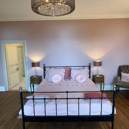 Chateau Du Grand Lucay 住宿加早餐酒店