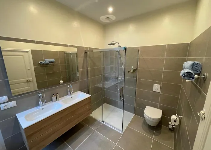 לינה וארוחת בוקר Chateau Du Grand Lucay 3*